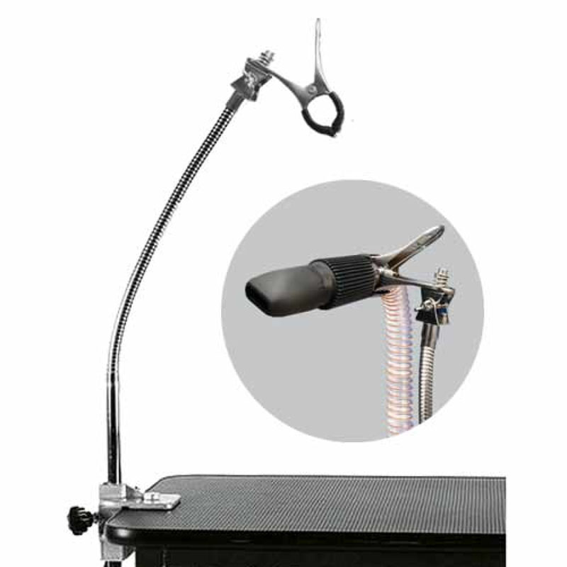 Hoe helpt een flexibele arm met klem bij het verzorgen van dieren?